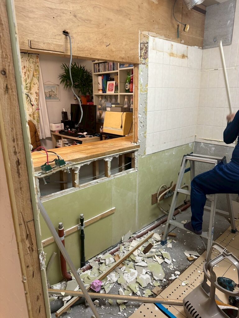 壁の撤去作業中。空間が一気に広がります