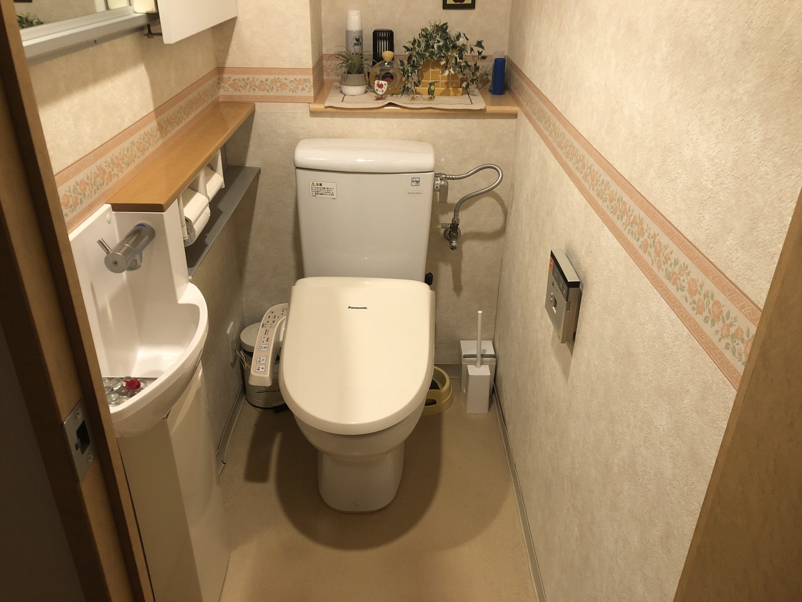 香芝市「家族みんなが気持ちよく使えるトイレに」トイレリフォーム リフォーム前の写真 1
